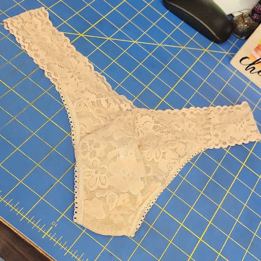 Hanky Panky Lace Thong Panties Beige One Size